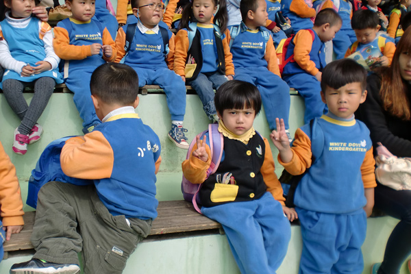 金火叶为小白鸽幼儿园定做冬季校服